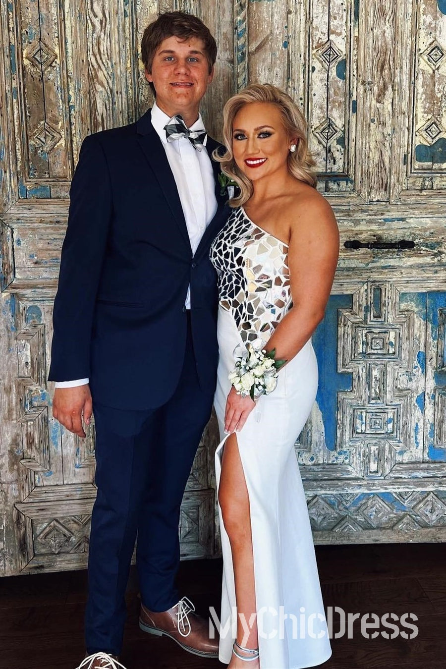 Vestido de fiesta rojo con un hombro al descubierto, efecto espejo, metalizado, lentejuelas y abertura