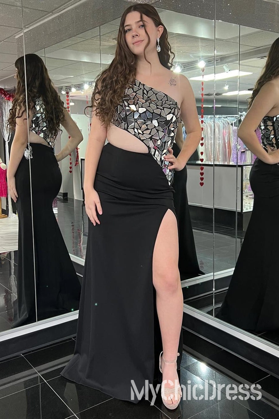 Vestido de fiesta rojo con un hombro al descubierto, efecto espejo, metalizado, lentejuelas y abertura