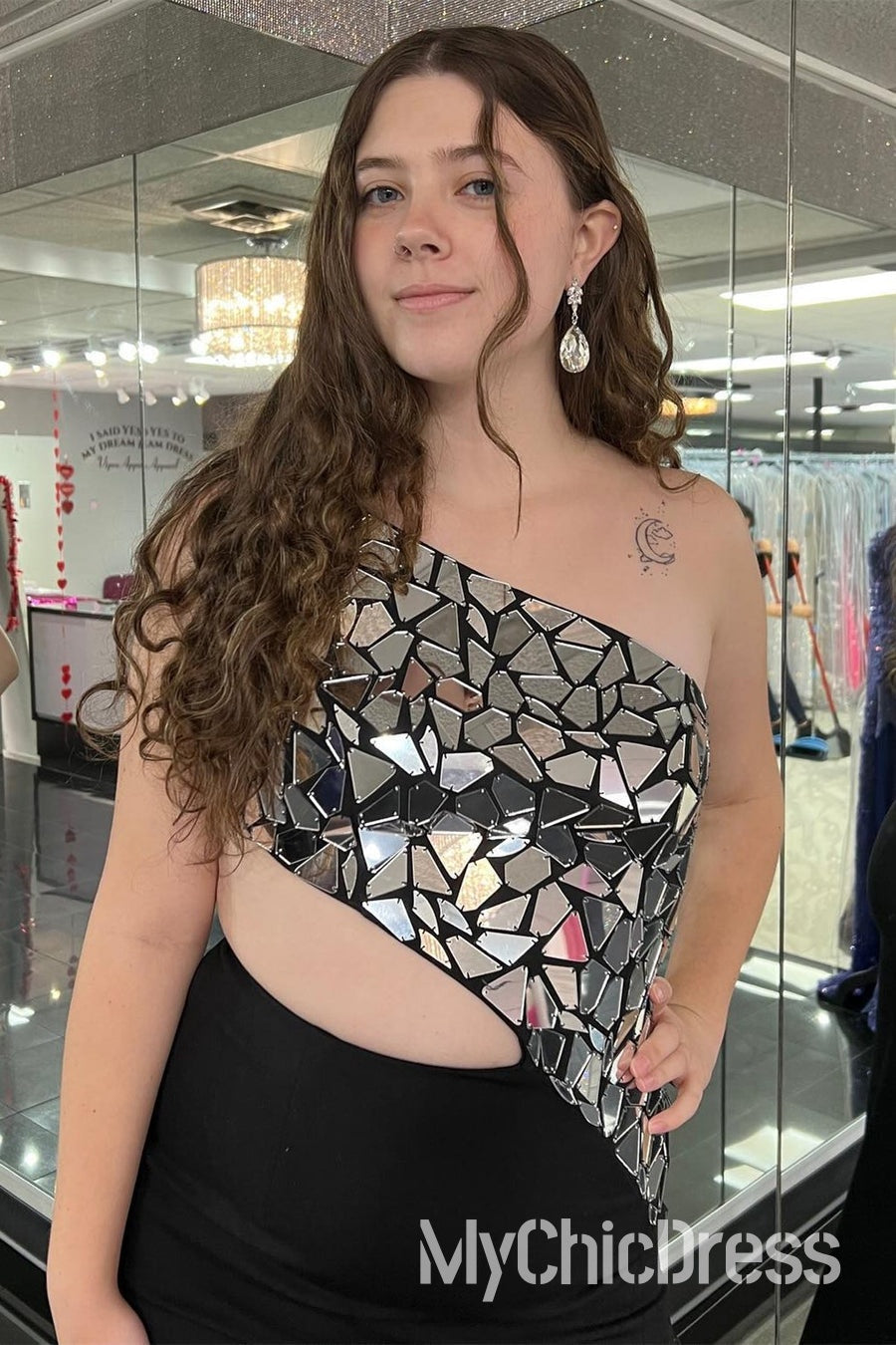 Vestido de fiesta rojo con un hombro al descubierto, efecto espejo, metalizado, lentejuelas y abertura