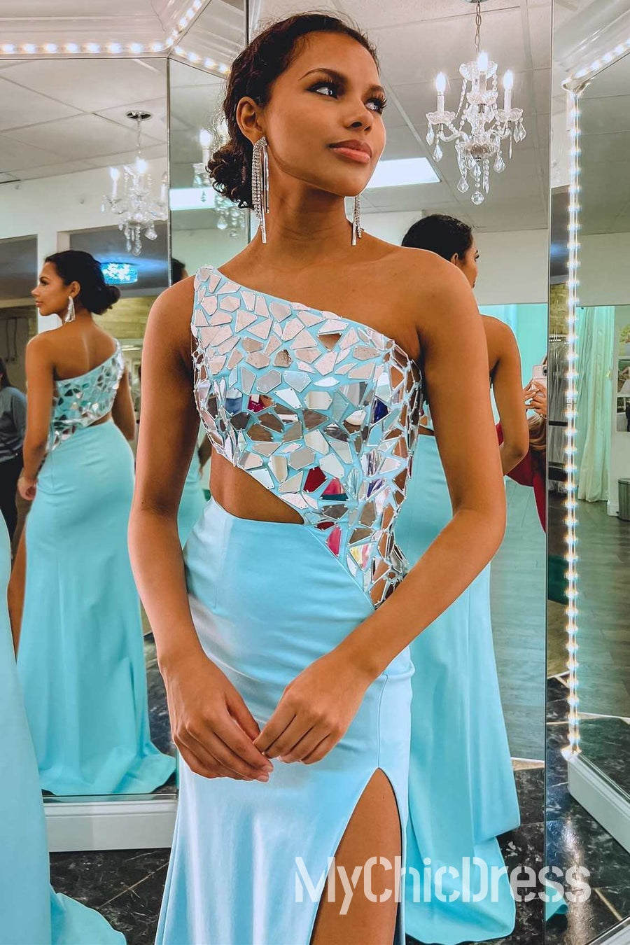 Vestido de fiesta rojo con un hombro al descubierto, efecto espejo, metalizado, lentejuelas y abertura