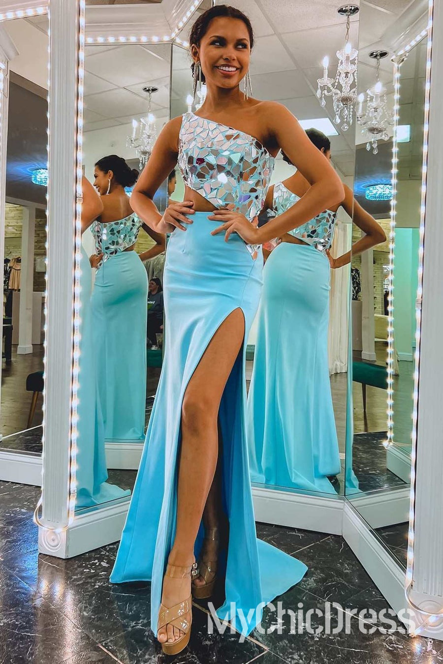 Vestido de fiesta rojo con un hombro al descubierto, efecto espejo, metalizado, lentejuelas y abertura