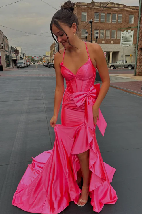 Vestido largo de satén rosa para invitada formal con lazo y tirantes finos y escote en V