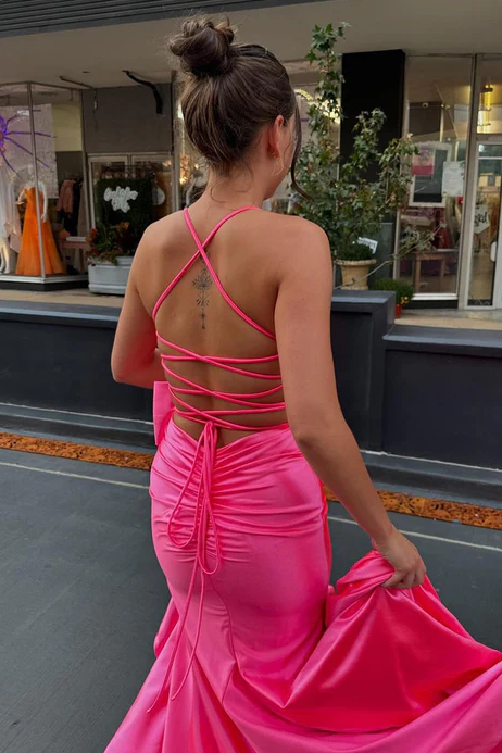 Vestido largo de satén rosa para invitada formal con lazo y tirantes finos y escote en V