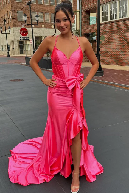 Vestido largo de satén rosa para invitada formal con lazo y tirantes finos y escote en V