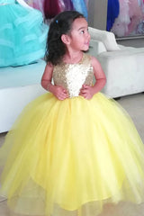 Bonito vestido de niña de arras de tul amarillo con lentejuelas y lazo