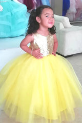 Bonito vestido de niña de arras de tul amarillo con lentejuelas y lazo