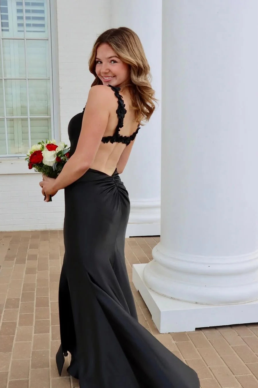 Vestido de fiesta largo de satén con escote sirena rojo y tirantes de flores