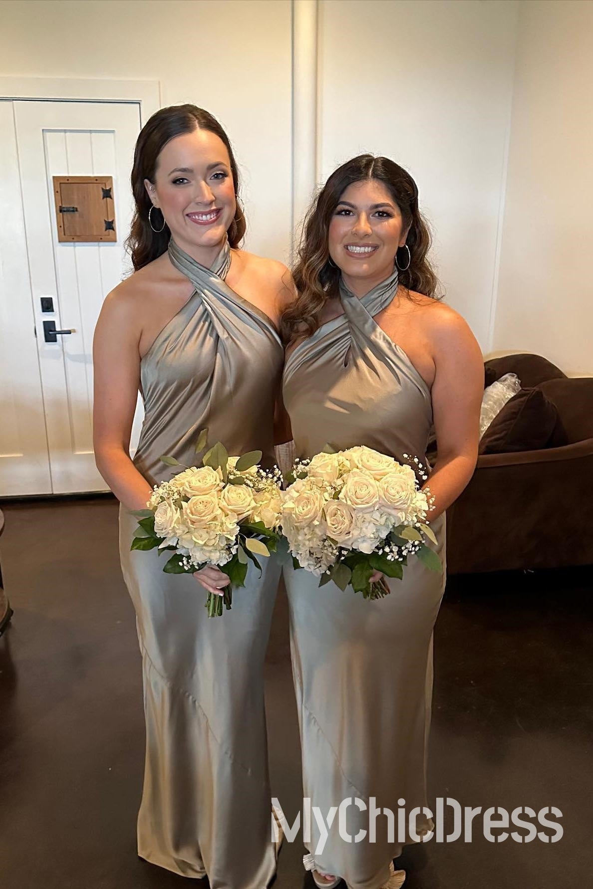 Vestido de fiesta nupcial largo color champán con escote halter