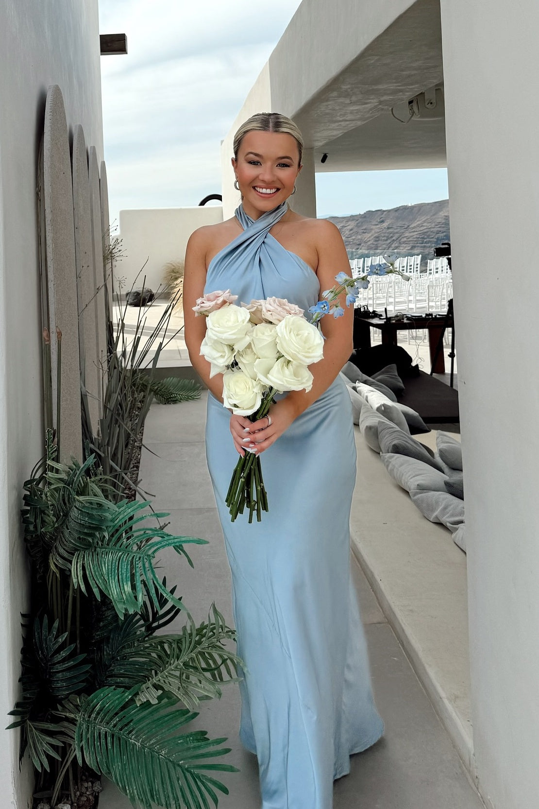Vestido formal de satén con escote halter, cruzado y largo para invitados de boda
