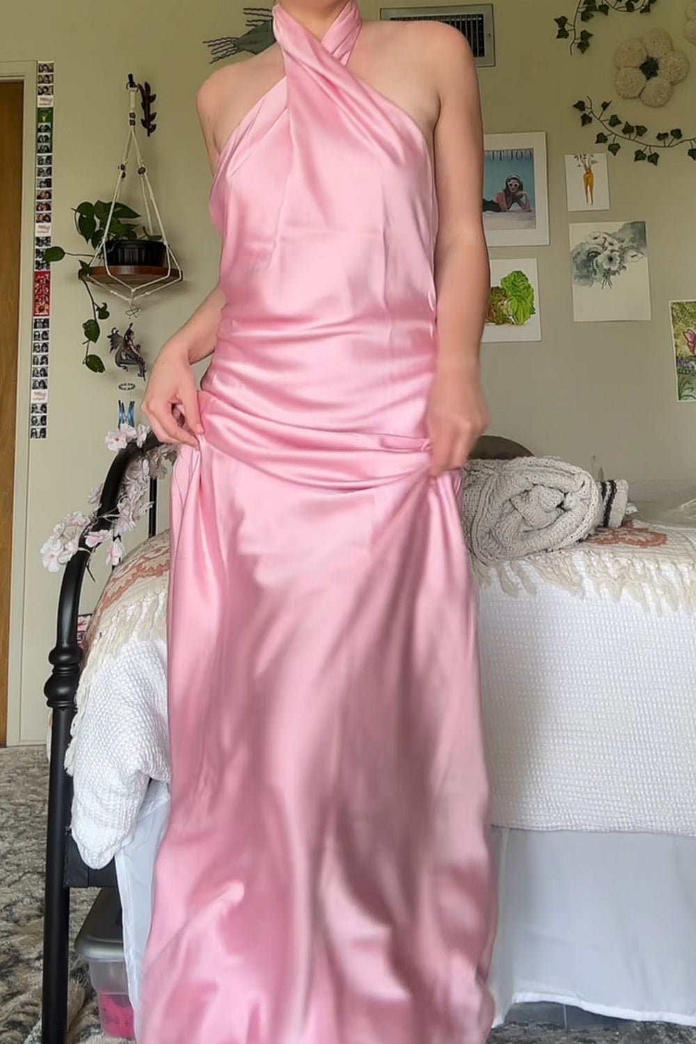 Vestido formal de satén con escote halter, cruzado y largo para invitados de boda