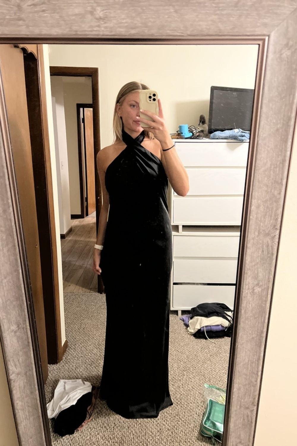 Vestido formal de satén con escote halter, cruzado y largo para invitados de boda