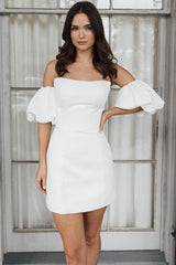 Vestido de novia corto de satén blanco sin tirantes con mangas de burbuja