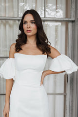 Vestido de novia corto de satén blanco sin tirantes con mangas de burbuja