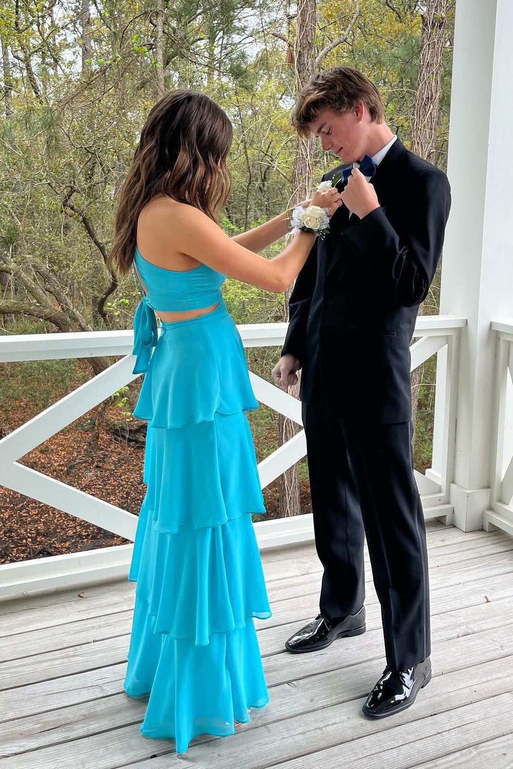 Vestido formal sencillo de gasa con escote en V largo y capas en azul para invitados con aberturas