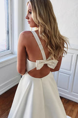 Vestidos de novia minimalistas de satén simple con cuello en V sin mangas y bolsillos con lazo