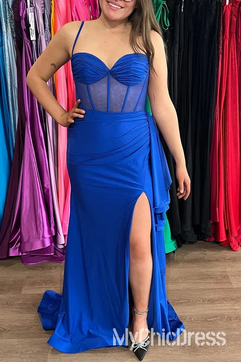 Vestido formal largo rojo con tirantes finos para invitadas a una boda de estilo corazón