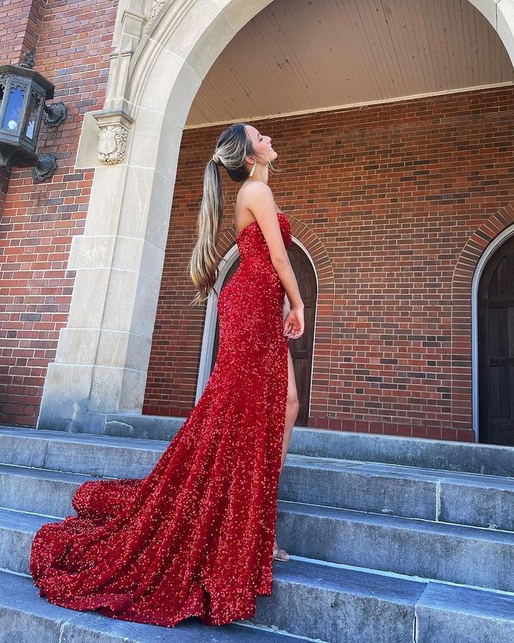 Vestido de noche sin tirantes con lentejuelas rojas brillantes y escote corazón estilo sirena