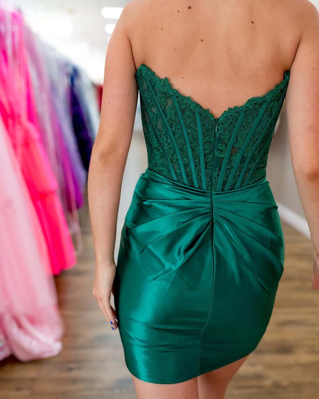 Vestido de fiesta ajustado de encaje sin tirantes con apliques estilo barco estilo imperio