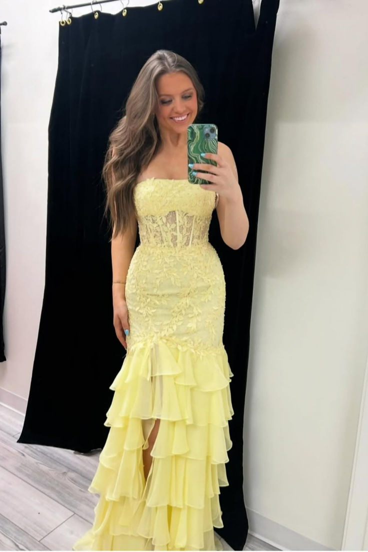 Vestidos de fiesta de graduación sin tirantes de color rosa con encaje de sirena y capas