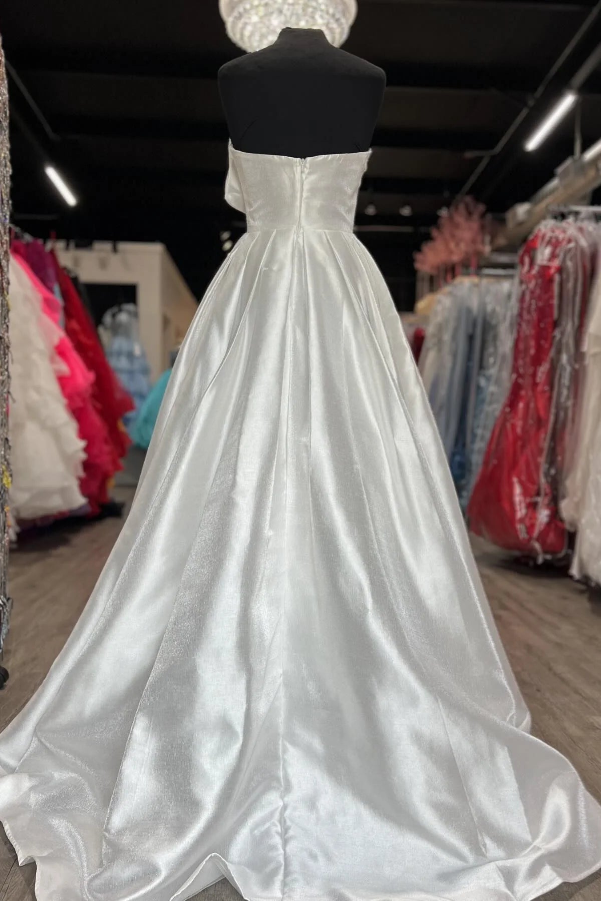 Vestido de fiesta de satén rosa claro sin tirantes, corte A, largo con lazo