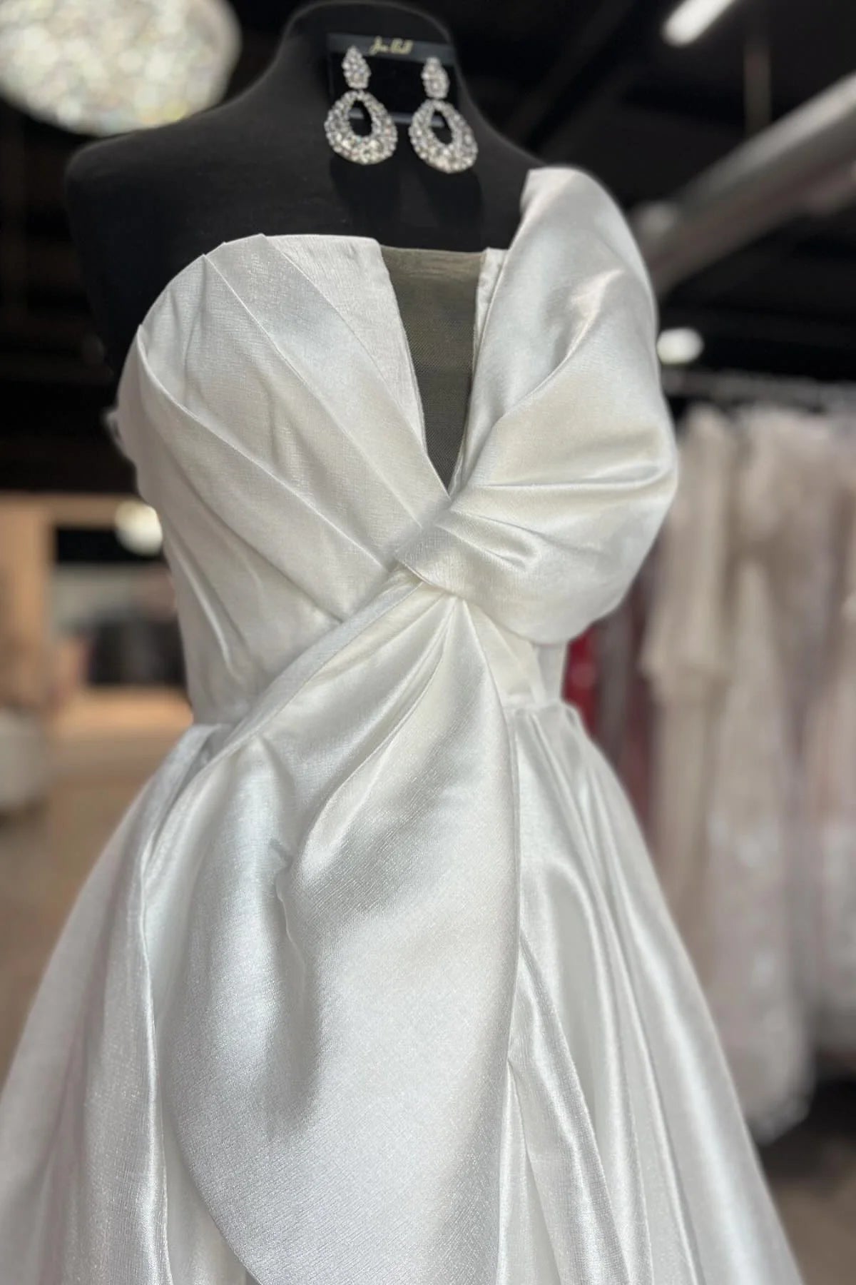 Vestido de fiesta de satén rosa claro sin tirantes, corte A, largo con lazo