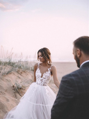 Vestidos de novia con apliques de encaje y cuello en V Vestido de novia con falda de tul en capas