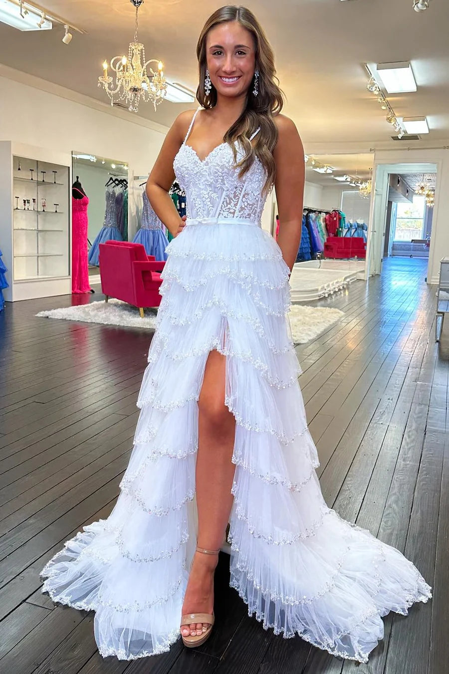 Vestido de fiesta blanco con capas, encaje, cuentas, volantes, largo, abertura