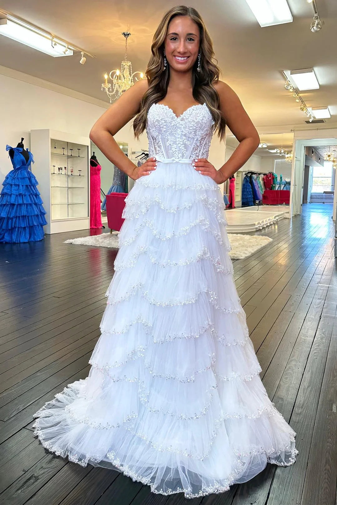Vestido de fiesta blanco con capas, encaje, cuentas, volantes, largo, abertura