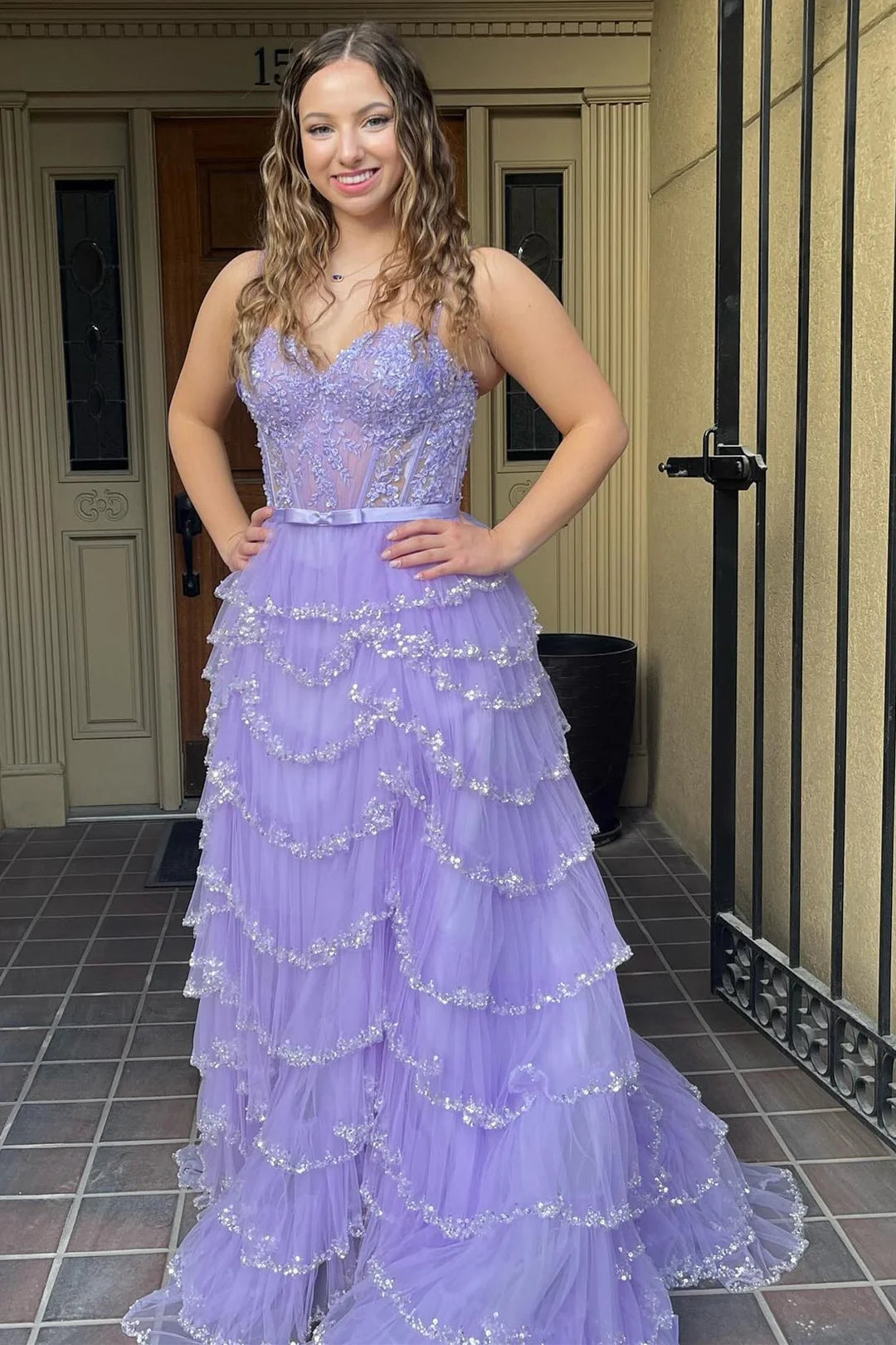 Vestido de fiesta blanco con capas, encaje, cuentas, volantes, largo, abertura