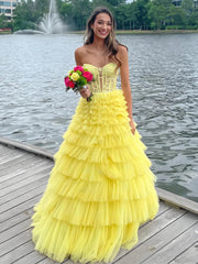 Vestido de fiesta de encaje en capas amarillo con escote en forma de A y tul