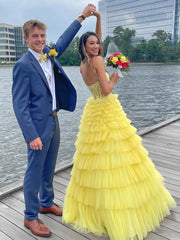 Vestido de fiesta de encaje en capas amarillo con escote en forma de A y tul