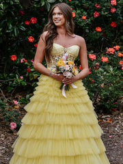 Vestido de fiesta de encaje en capas amarillo con escote en forma de A y tul