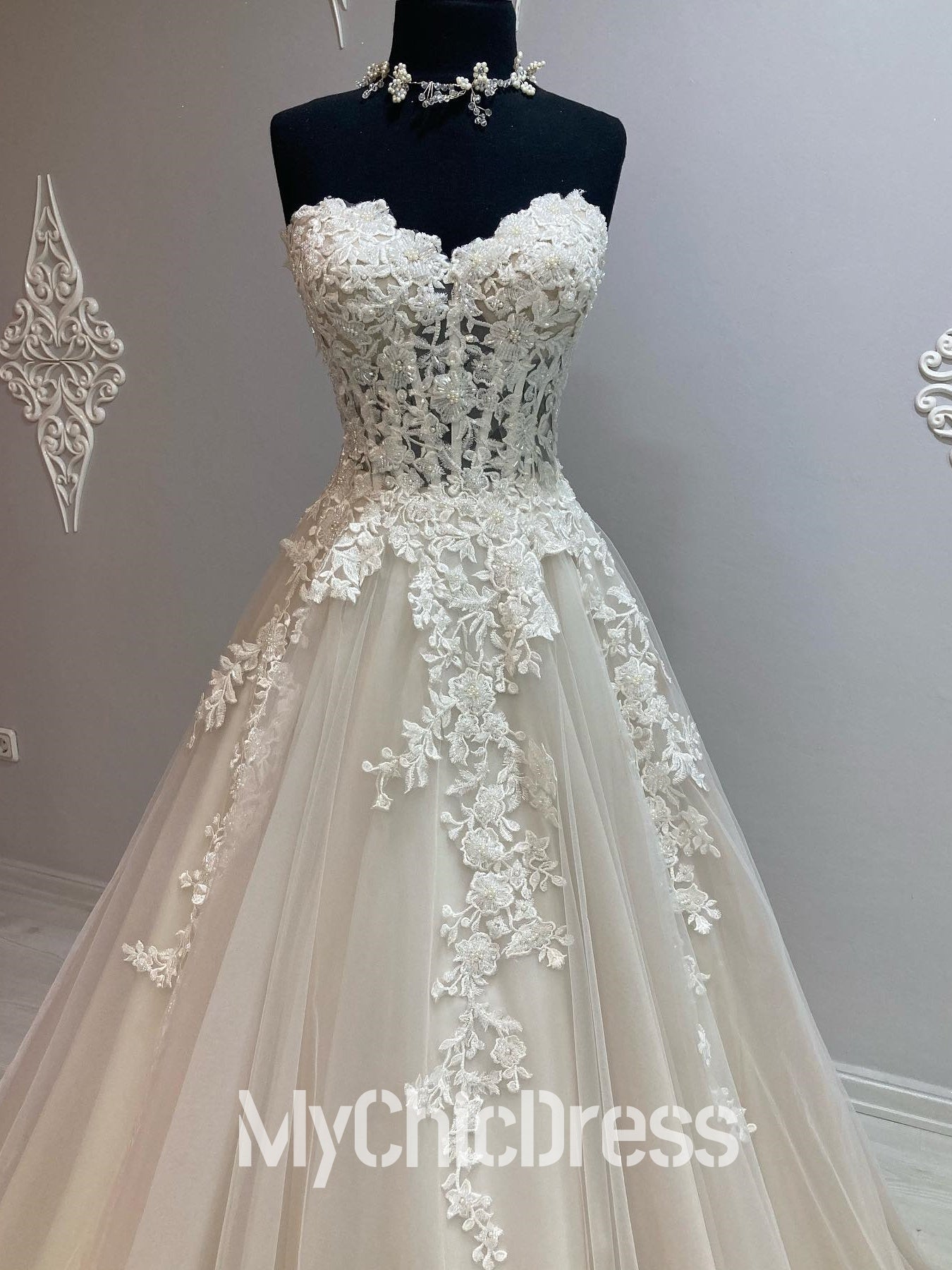 A Line Lace Pearls Basque Waist Wedding Gown Sweetheart Strapless