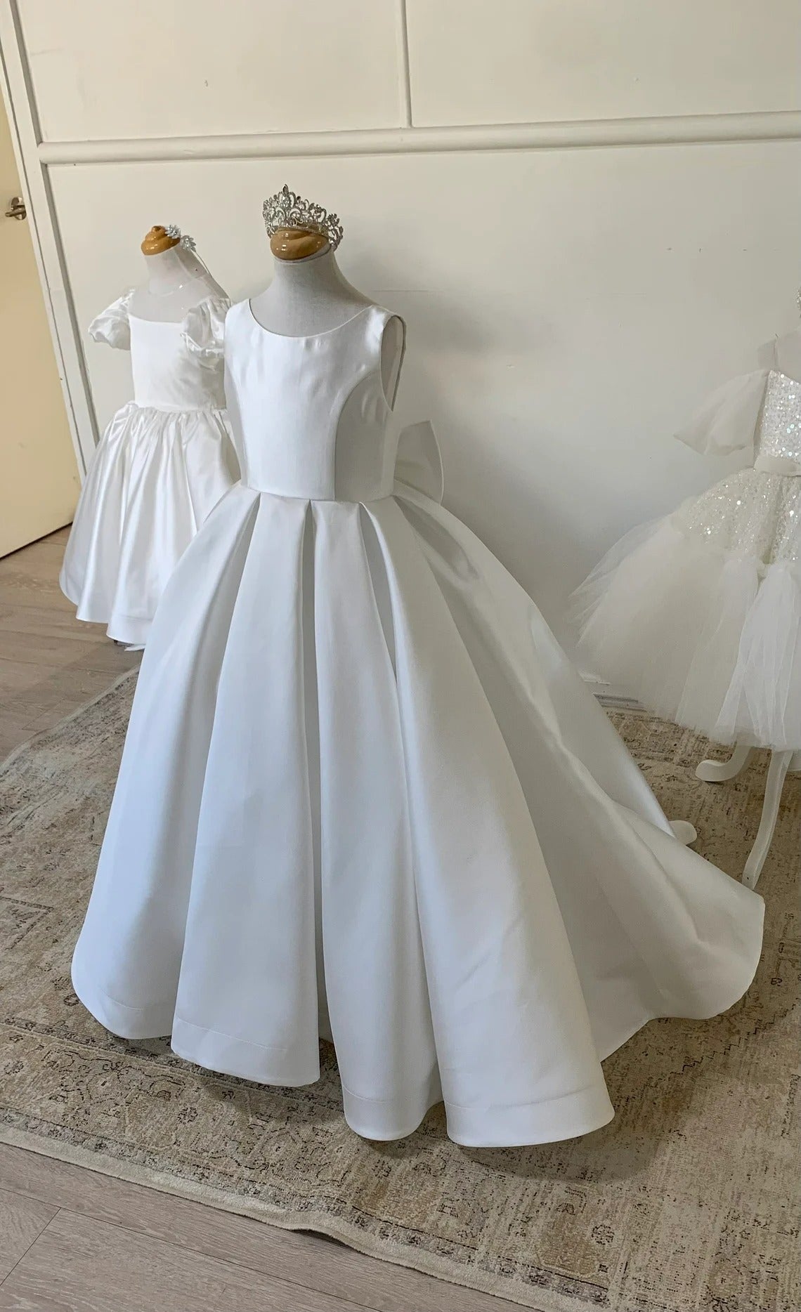 Ball Gown Cheap Satin Flower Girl Dress Sleeveless with Bow