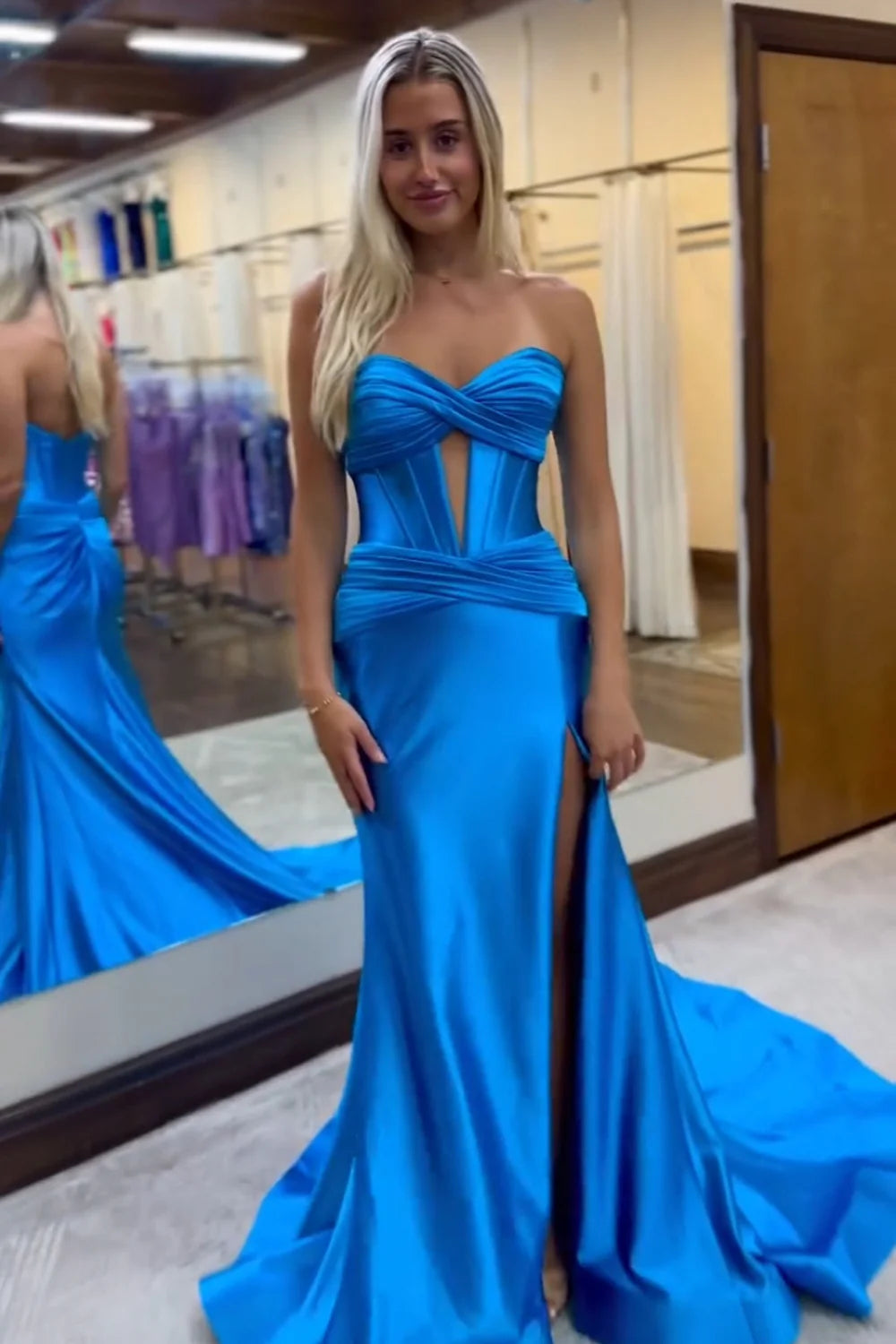 Vestido de fiesta burdeos con corsé y abertura en forma de sirena con escote corazón largo