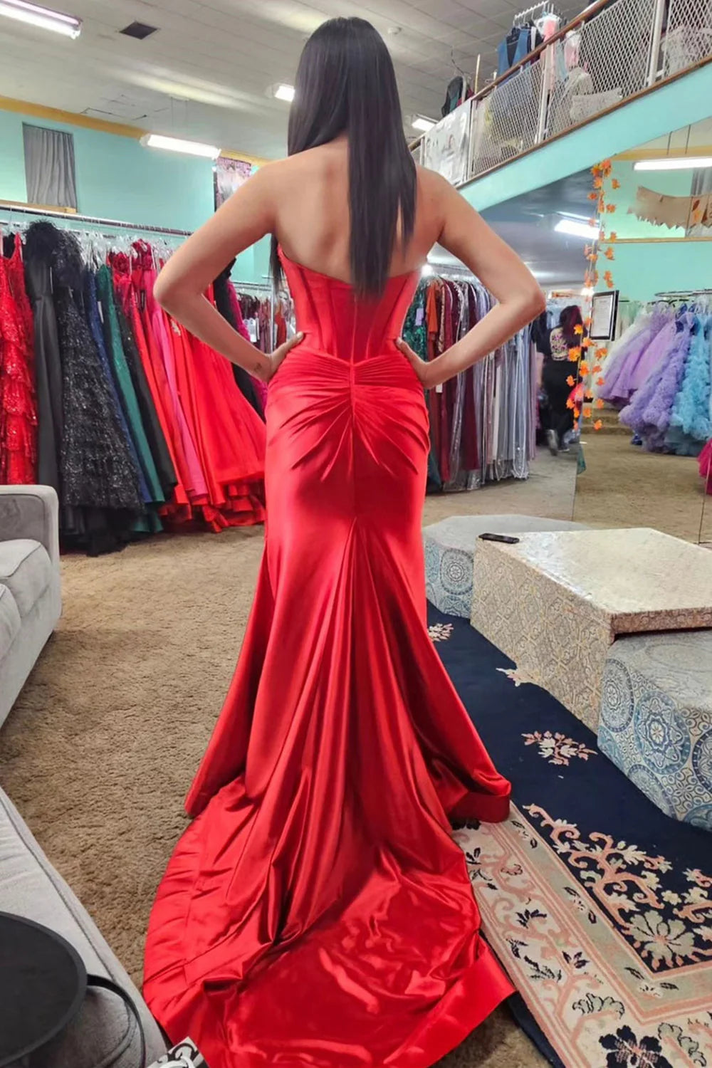 Vestido de fiesta burdeos con corsé y abertura en forma de sirena con escote corazón largo