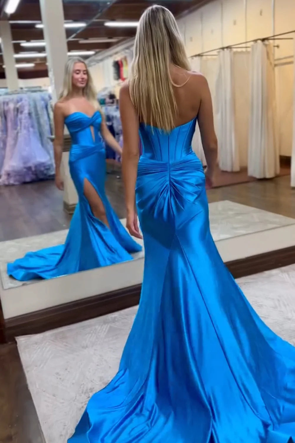 Vestido de fiesta burdeos con corsé y abertura en forma de sirena con escote corazón largo
