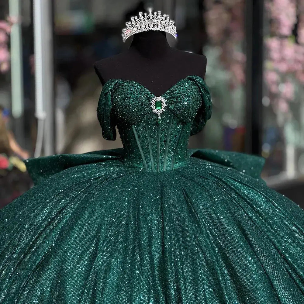 Vestidos de quinceañera con brillos y hombros descubiertos para fiestas de dulces 16