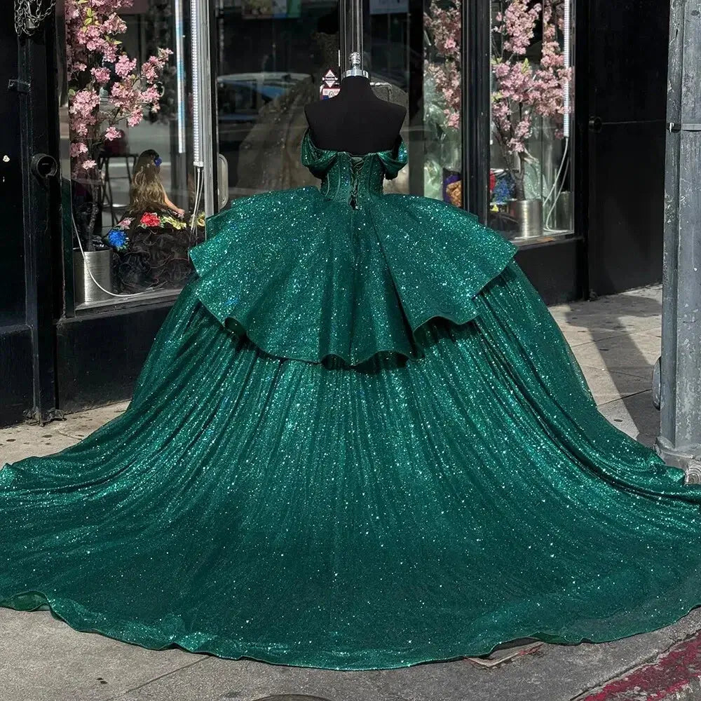 Vestidos de quinceañera con brillos y hombros descubiertos para fiestas de dulces 16