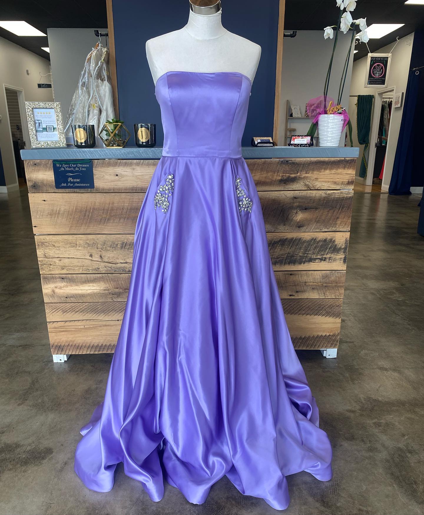 Una línea de vestidos largos de fiesta de satén con cuentas y bolsillo