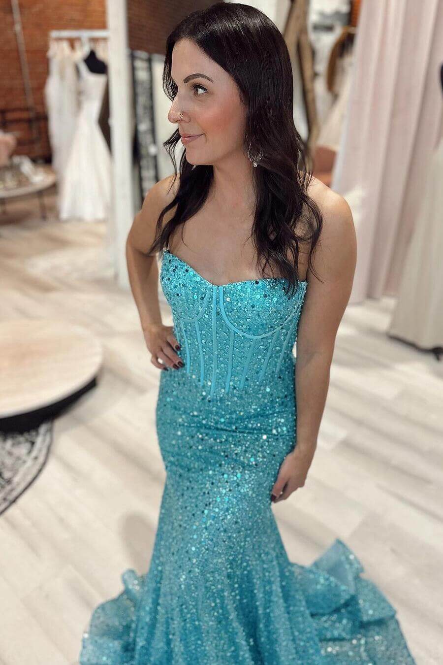 Vestidos de fiesta largos en azul cielo claro con lentejuelas y escote corazón de sirena