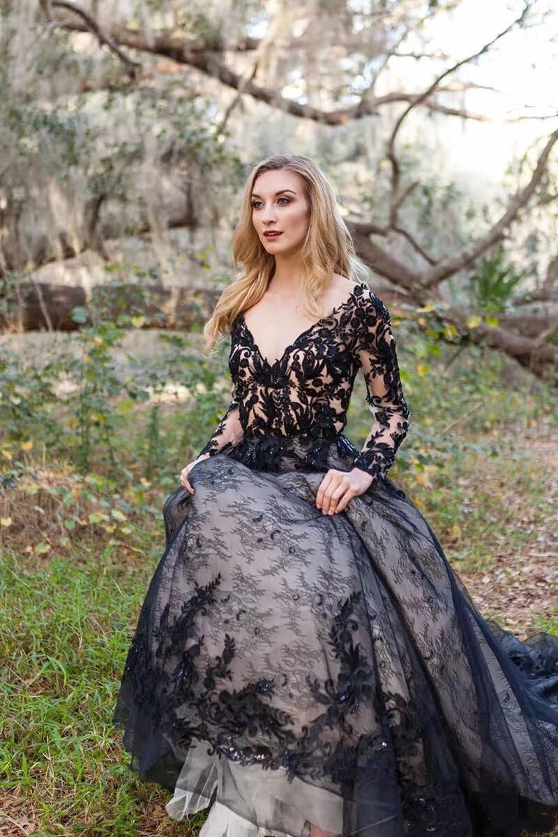 Long Sleeve Lace Black Gothic Wedding Dresses for Bride with Train