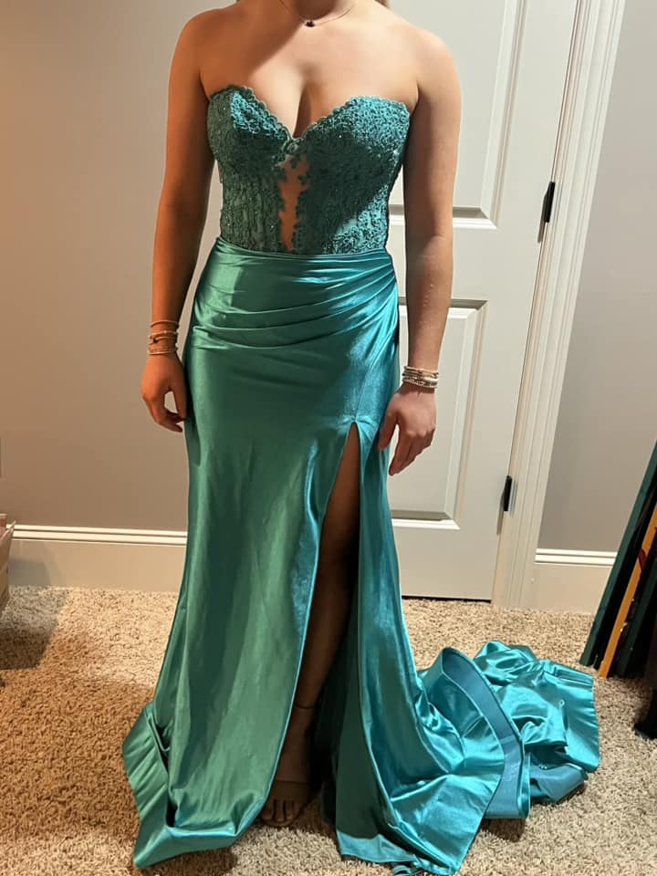 2025 Vestido formal largo color magenta Vestido de fiesta fucsia Vestido de satén sin tirantes