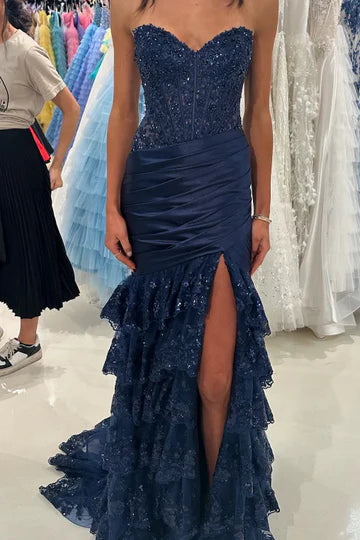 Elegante vestido de fiesta rojo escalonado con capas, sin tirantes, corte sirena y plisado