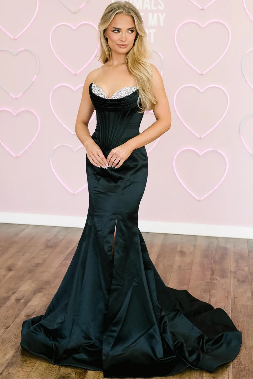 Nuevos vestidos de fiesta de sirena de satén largo con cuentas en azul real y escote corazón