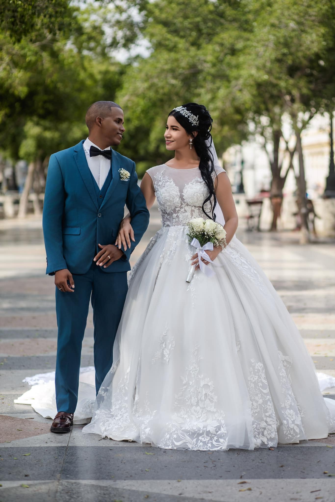 Princess Ivory Lace Garden Wedding Dresses Tulle Sleeveless Appliques