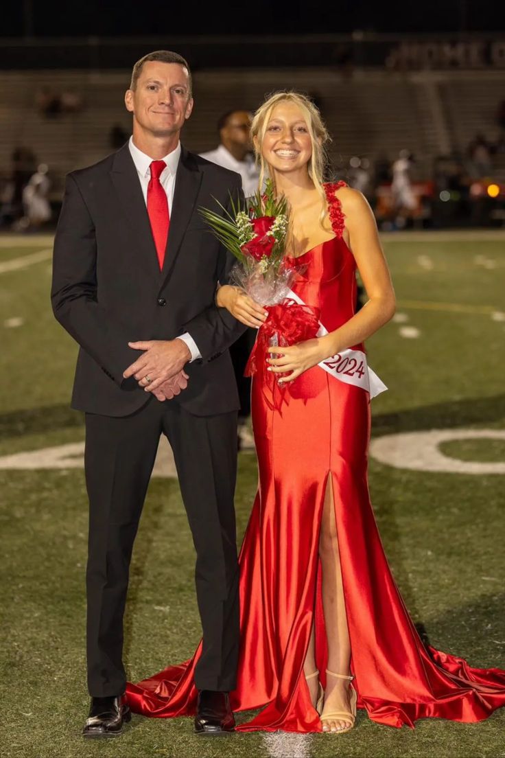 Vestido de fiesta largo de satén con escote sirena rojo y tirantes de flores