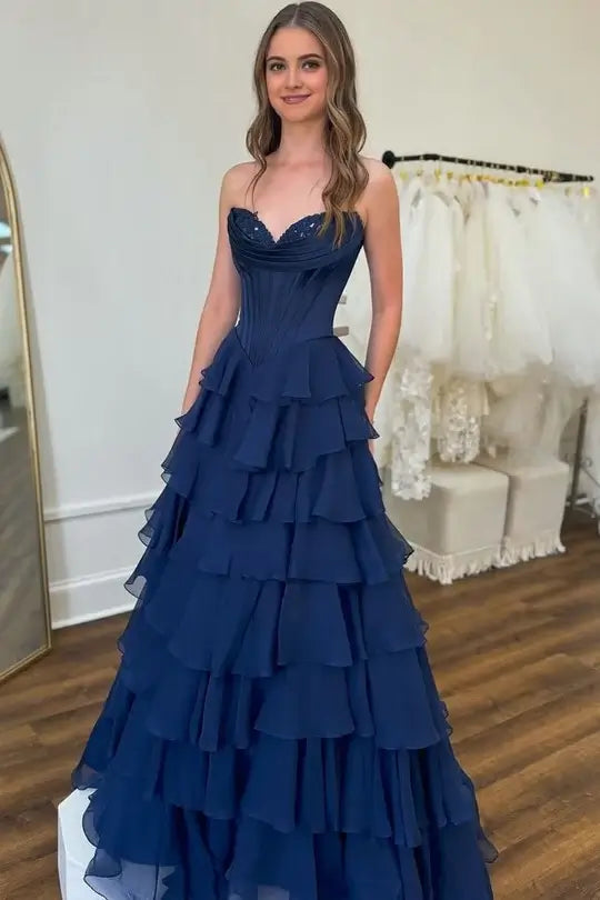 Vestido de fiesta de gasa azul con volantes, sin tirantes y capas, con abertura y encaje
