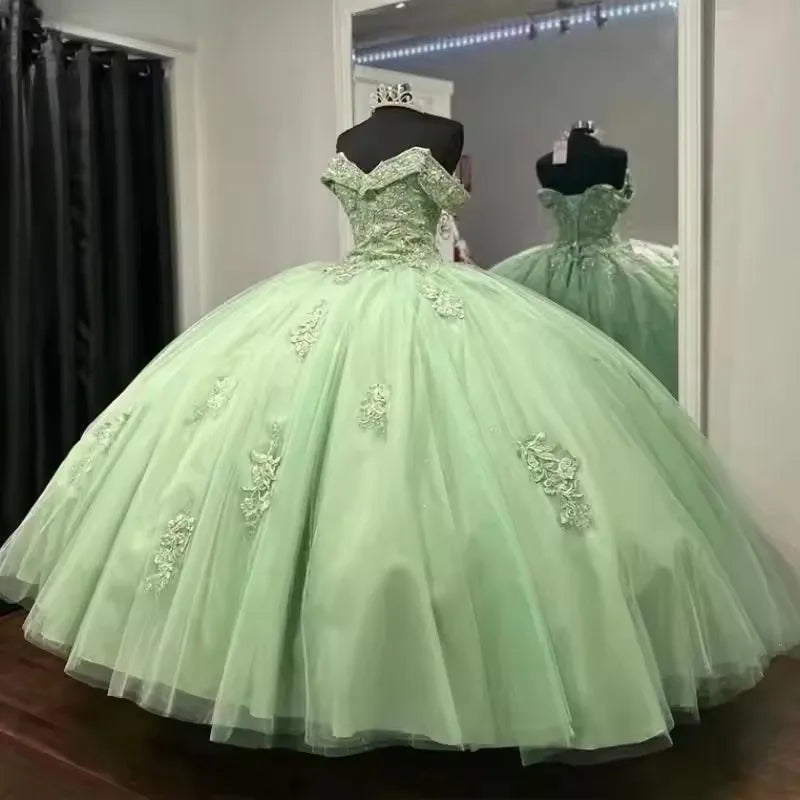 Vestido de quinceañera con escote corazón y encaje verde salvia