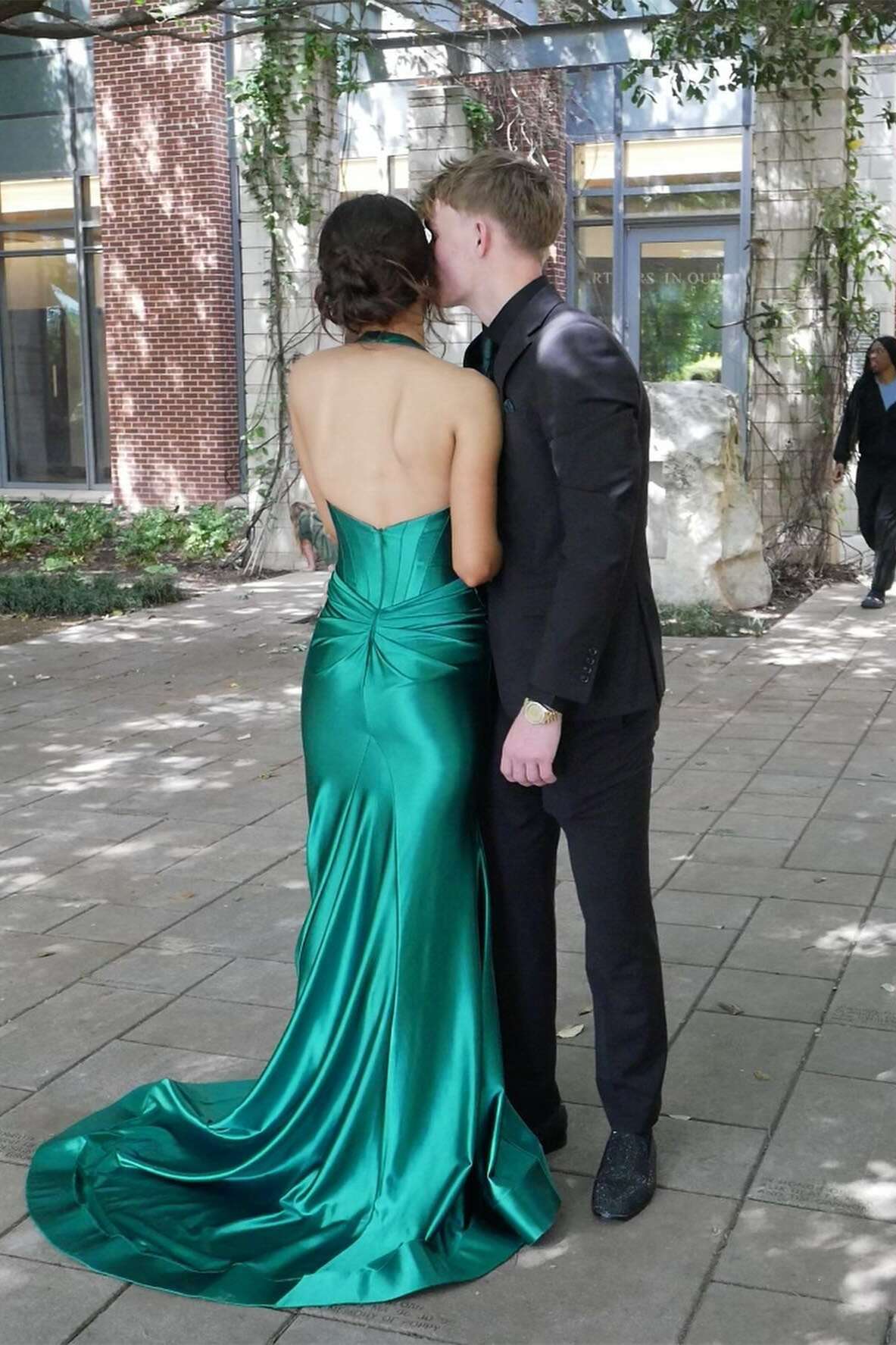 Vestido de fiesta de satén verde salvia con escote halter y corte sirena para invitada de boda